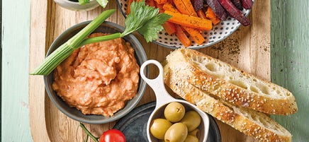 Gemüse-Brot-Platte mit Paprika-Bohnen-Dip