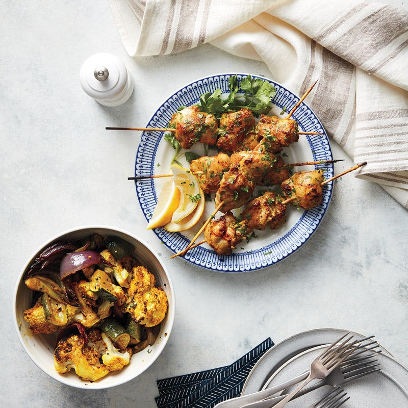 Tandoori-Hühnchen-Spieße mit Ofengemüse