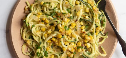 Spaghettis de courgettes avec une sauce crémeuse au maïs