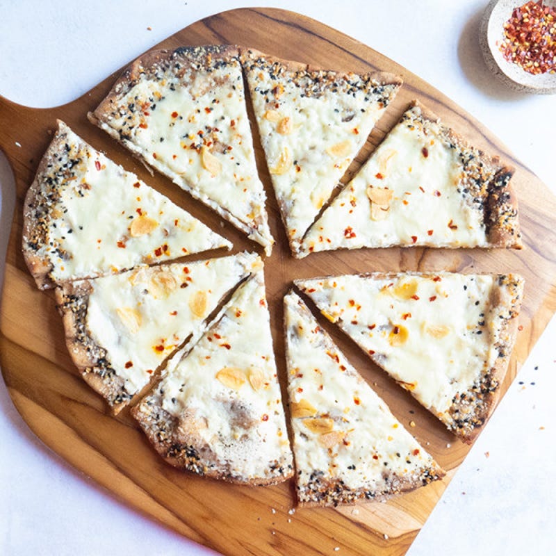 Photo de Pizza blanche grillée avec assaisonnement à bagel tout garni par WW