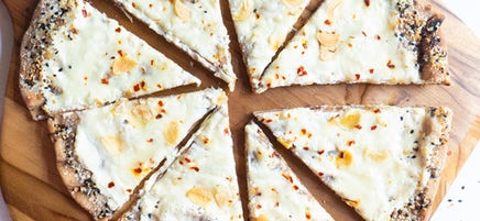 Pizza blanche grillée avec assaisonnement à bagel tout garni