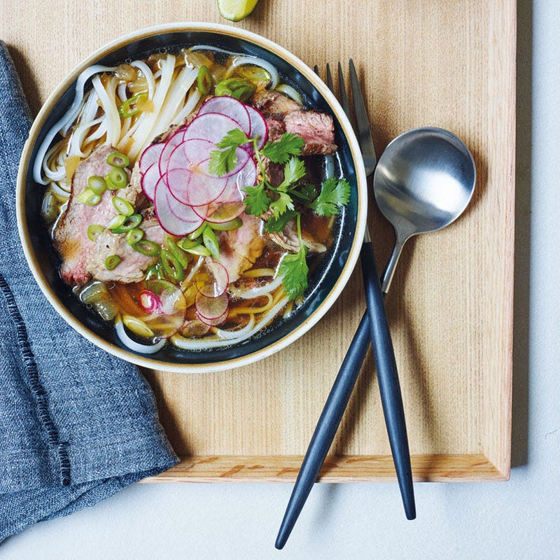 Vietnamesische Nudelsuppe mit Rinderfilet