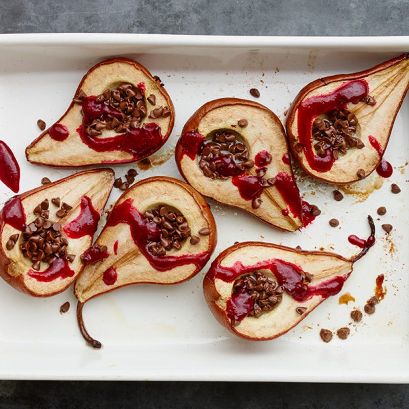 Photo de Poires cuites au four avec chocolat et sauce aux framboises par WW