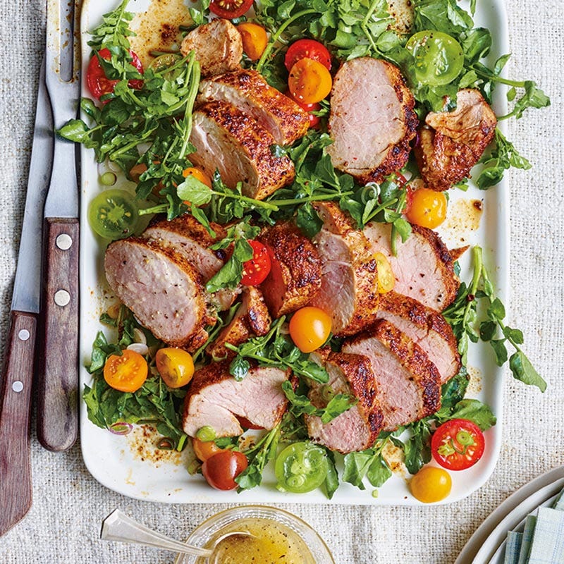Würziger Krustenbraten auf Salat
