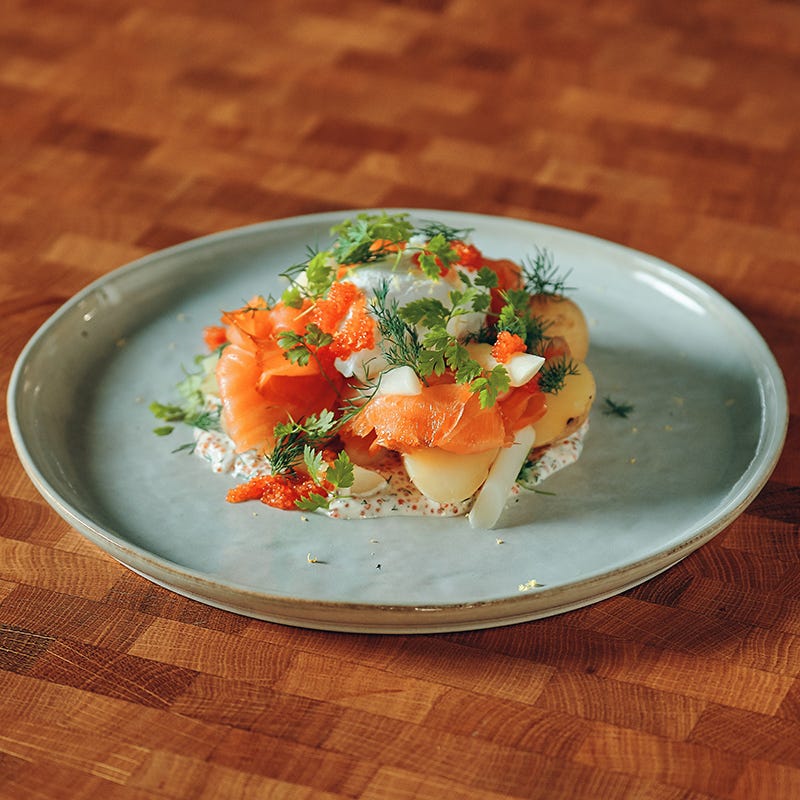 ViktVäktarna - Amirs kallrökta lax med pocherat ägg, primörer och romsås