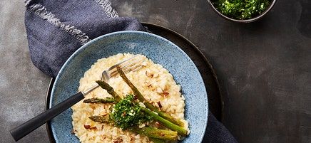 Sparrisrisotto med hasselnötter och dillgremolata
