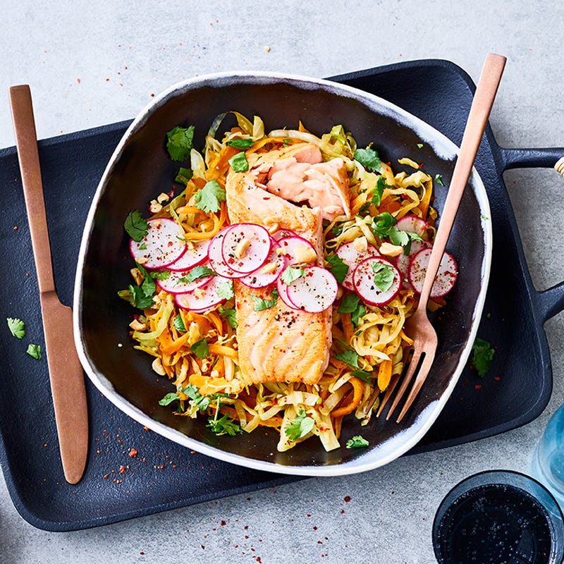 Lauwarmer Asiasalat mit Lachs