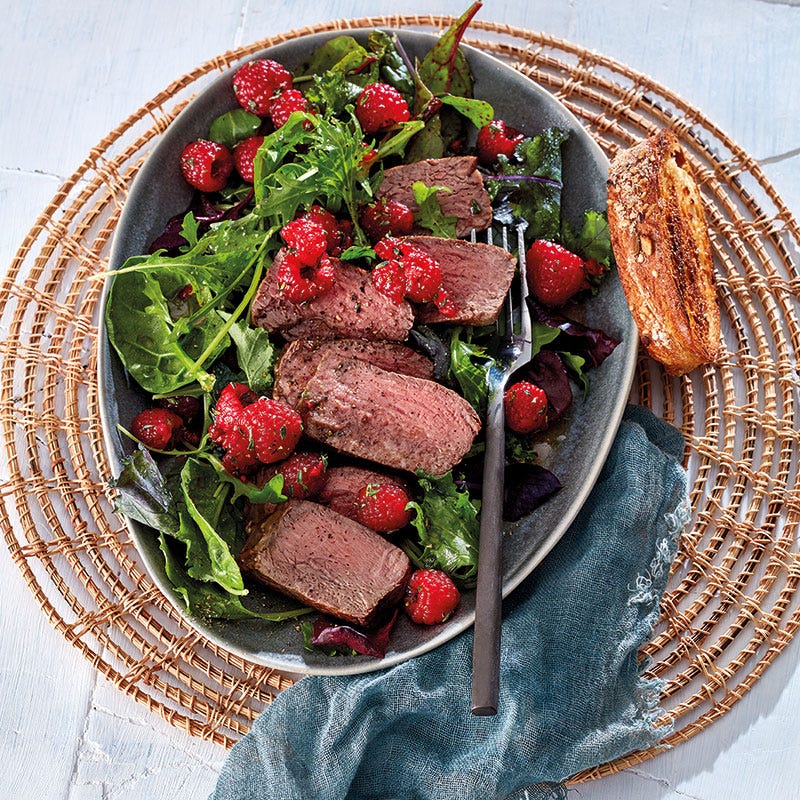 Wildkräutersalat mit Himbeerdressing und Rinderfilet
