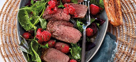 Wildkräutersalat mit Himbeerdressing und Rinderfilet