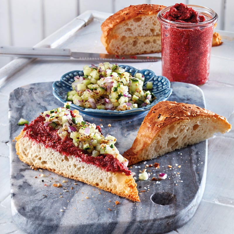 Rote-Bete-Creme mit Fladenbrot und Gurkenrelish