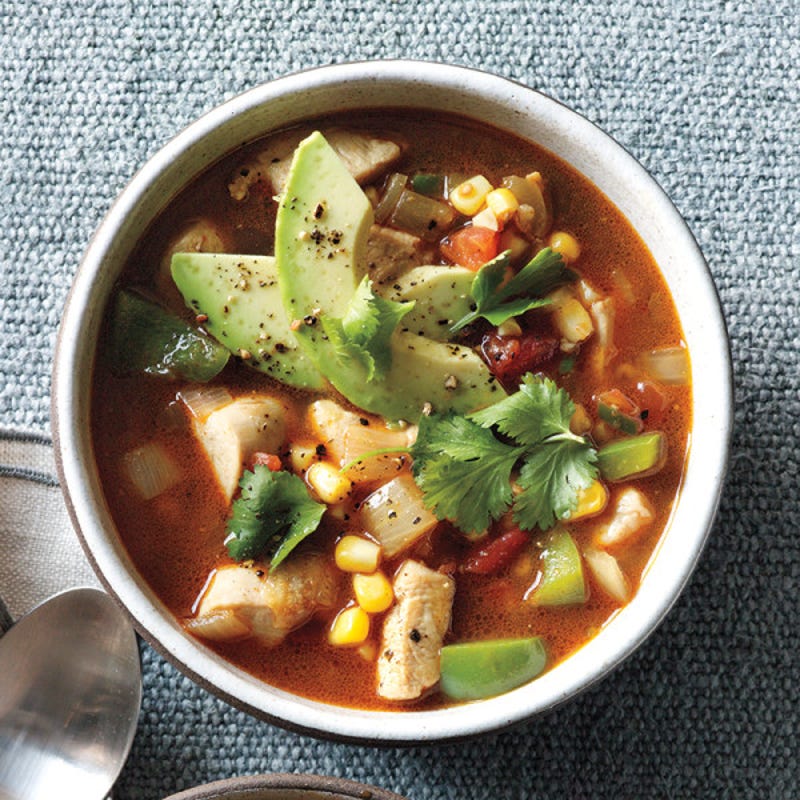 Photo de Soupe au poulet et aux légumes avec avocat par WW