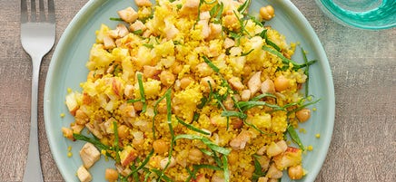 Salade de poulet chaud, de pommes et de couscous au cari