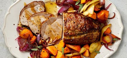 Rôti de porc glacé au cidre avec pommes, patates douces et sauge
