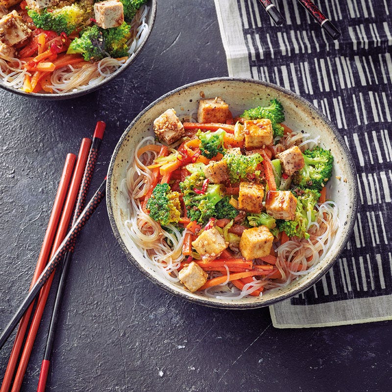 Glasnudel-Broccoli-Pfanne mit Sesamtofu