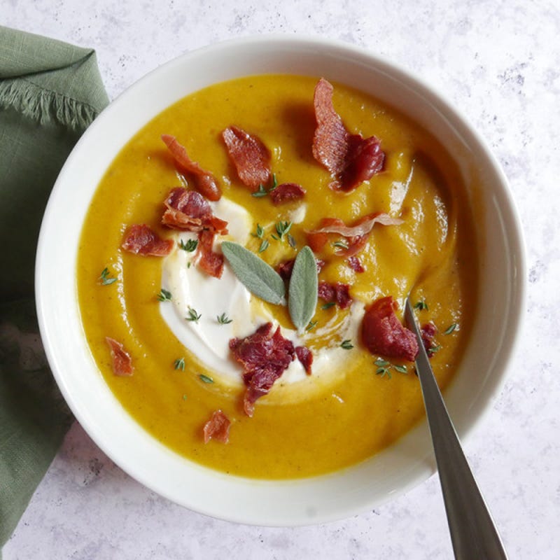 Photo de Potage à la courge musquée et aux betteraves avec prosciutto croustillant par WW