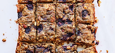 Almond and cherry oat bars