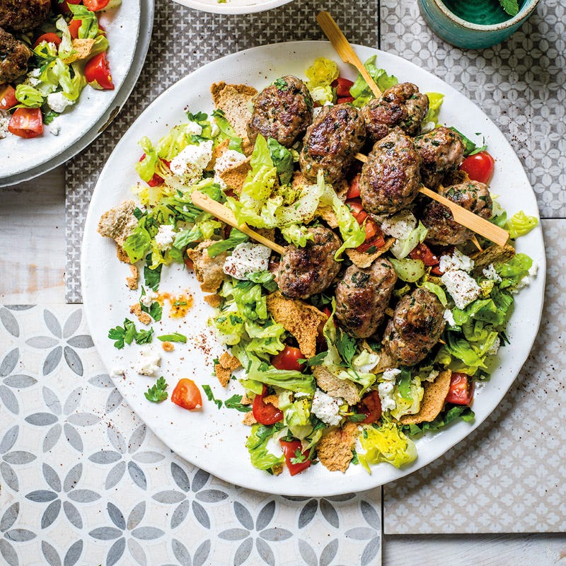 Köftespieße mit türkischem Salat
