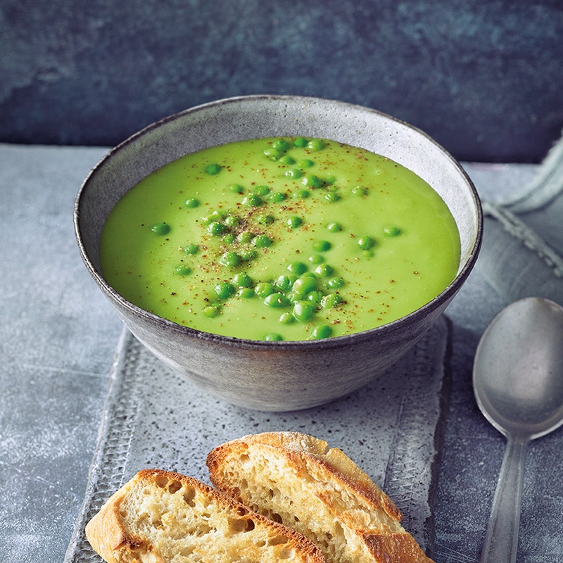 Pastinaken-Erbsen-Suppe mit Knoblauchdip