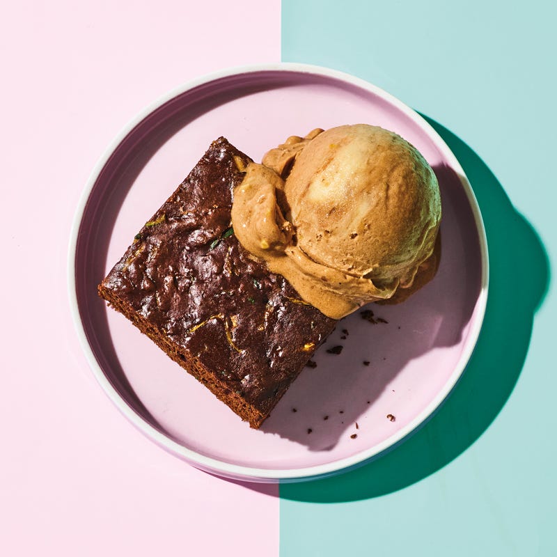 Brownies à la mode with peanut & chocolate “nice” cream