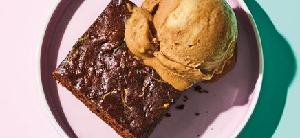 Brownies à la mode with peanut & chocolate “nice” cream