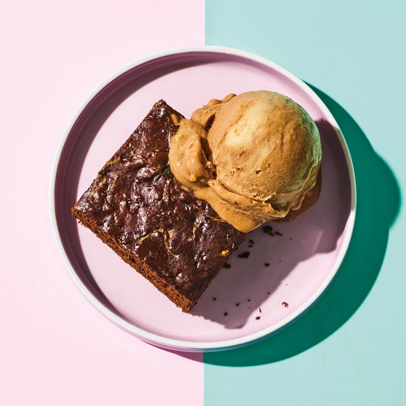 Brownies à la mode with peanut & chocolate “nice” cream