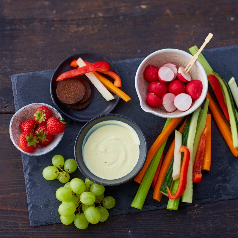 Snackplatte mit Honig-Senf-Dip
