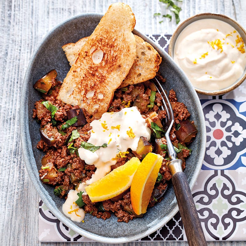Auberginen-Hack-Pfanne mit Orangen-Sesam-Joghurt