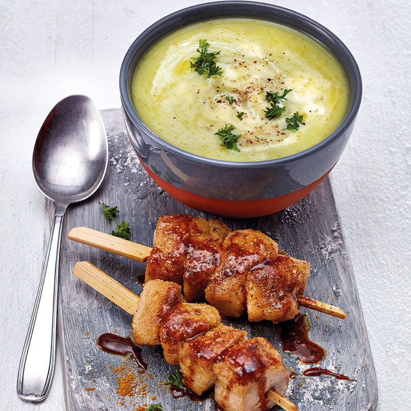 Zucchinicremesuppe mit würzigen Hähnchenspießen