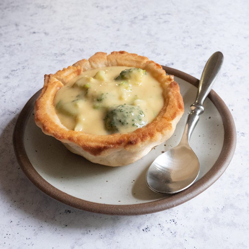 Photo de Soupe au brocoli et au fromage dans des bols en pain par WW