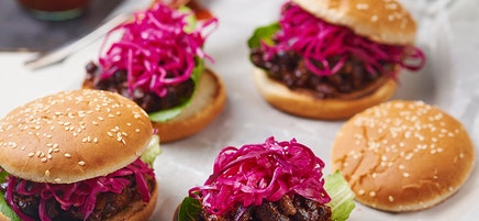Pulled portabello med svarta bönor och picklad rödkål
