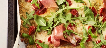 Broccolipizza med rostade tomater och parmaskinka