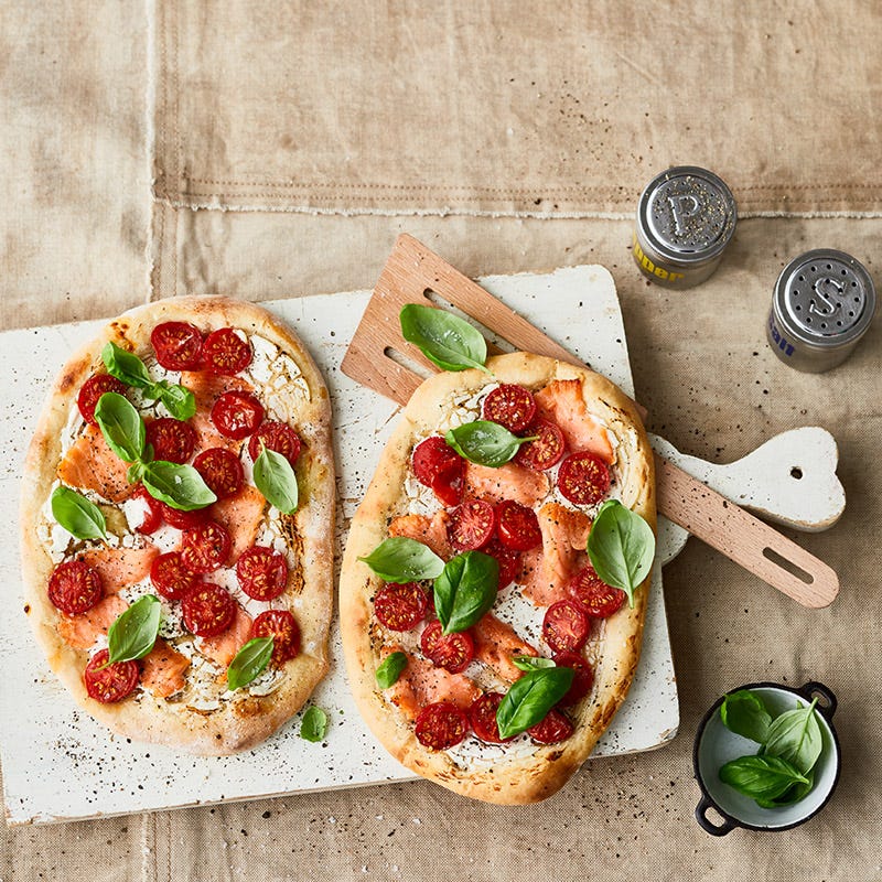 Pinsa mit Lachs und Kirschtomaten
