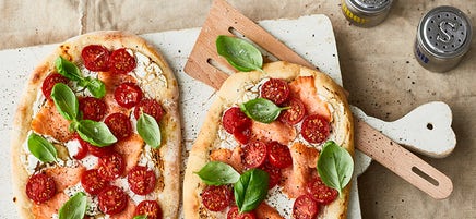 Pinsa mit Lachs und Kirschtomaten
