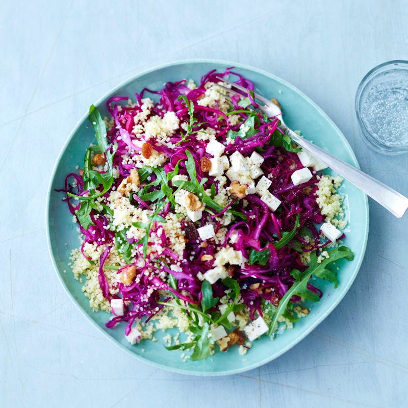 Rotkabissalat mit Couscous, Feta und Baumnüssen