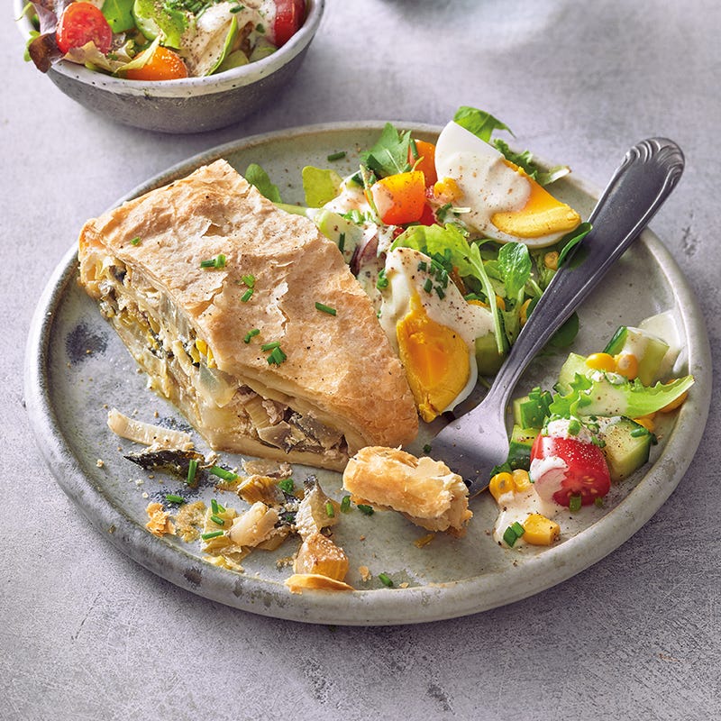 Blätterteigstrudel mit buntem Salat