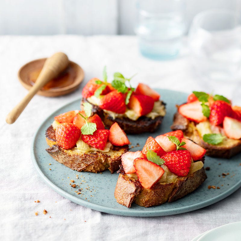 Pain perdu à la rhubarbe et aux fraises