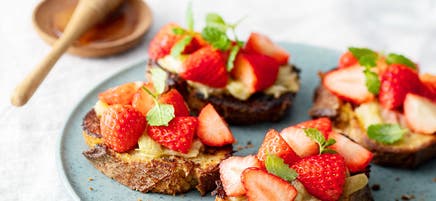Pain perdu à la rhubarbe et aux fraises