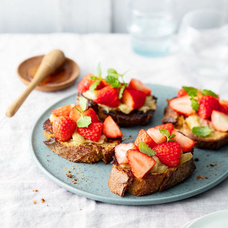 Pain perdu à la rhubarbe et aux fraises