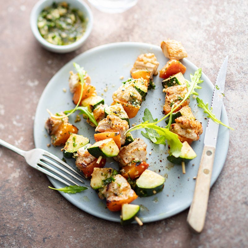 Brochettes de dinde au pesto, courgettes et abricots