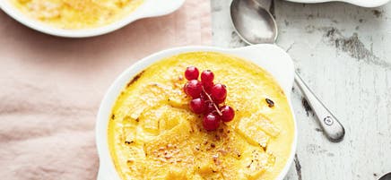 Crème brûlée aux pêches et groseilles