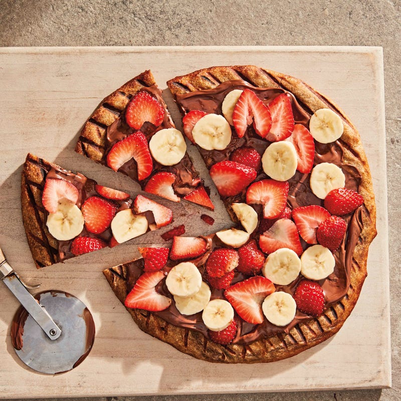 Grilled hazelnut-chocolate pizza with bananas and strawberries