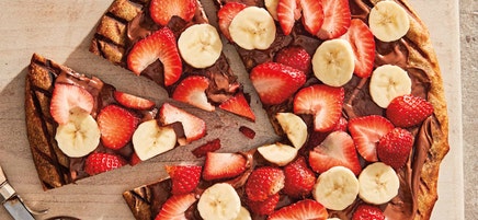 Grilled hazelnut-chocolate pizza with bananas and strawberries