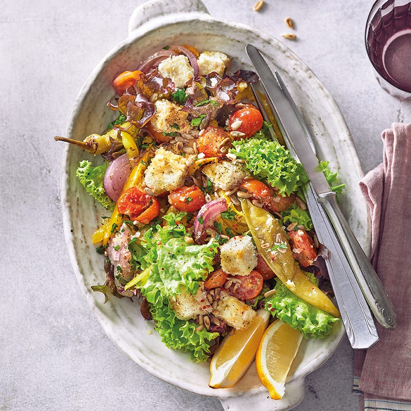 Gebackener Schafskäse auf Salat
