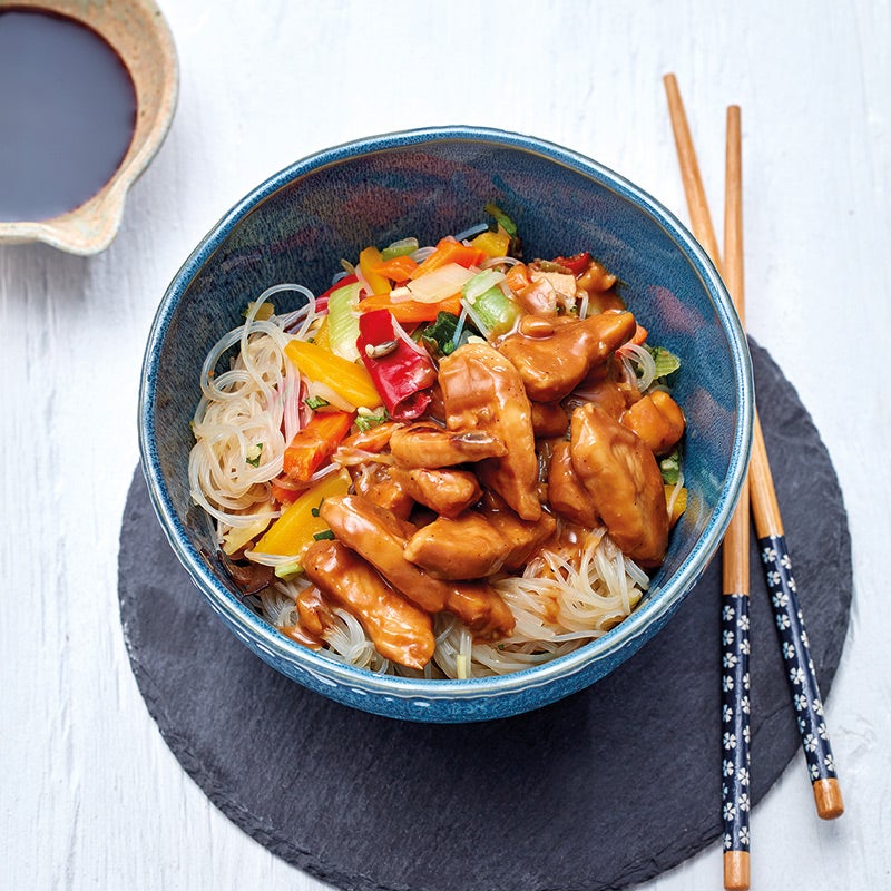 Lauwarmer Glasnudelsalat mit Erdnusshähnchen