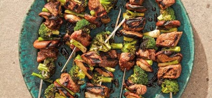 Brochettes de bœuf et de brocoli grillés
