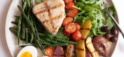 Salade niçoise à l’espadon grillé