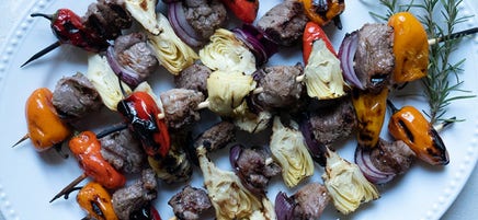 Brochettes d’agneau avec cœurs d’artichauts et poivrons