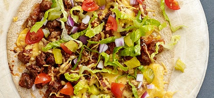 Pizza sur tortilla style hamburger au fromage