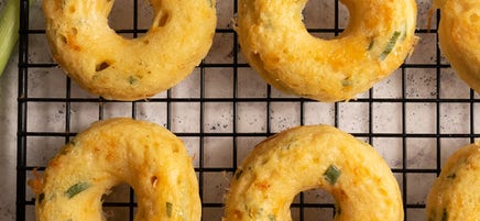Beignes de purée de pommes de terre au cheddar et aux oignons verts