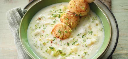 Asperge-limoensoep met spiesjes van sint-jakobsschelpen